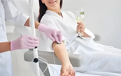 Paciente durante una sesión de sueroterapia